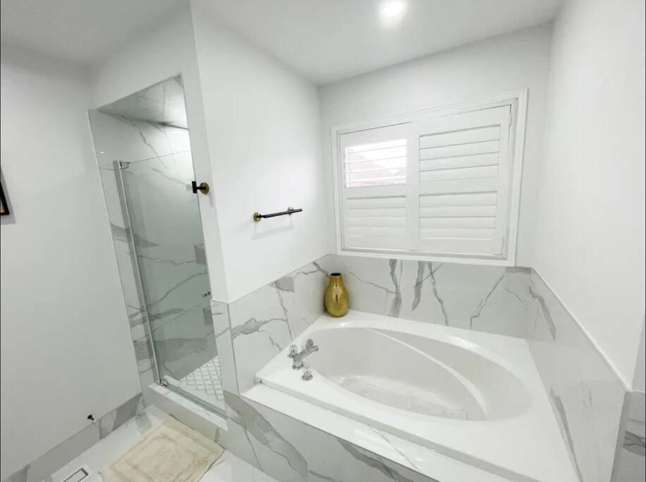 Elegant & Luxurious 3 Bedroom Home Mississauga Eksteriør billede